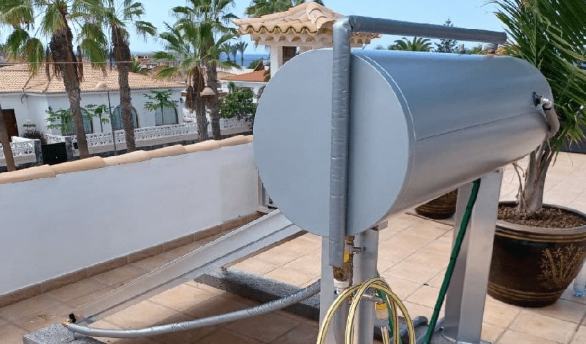 Installation of a 200L thermosiphon from the GREENoneTEC brand